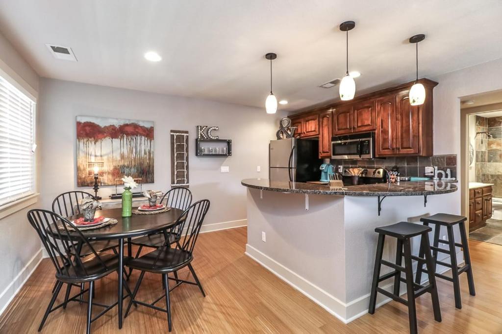 Amazing Locale 2Kingbr 1Bth Villa Kansas City Buitenkant foto